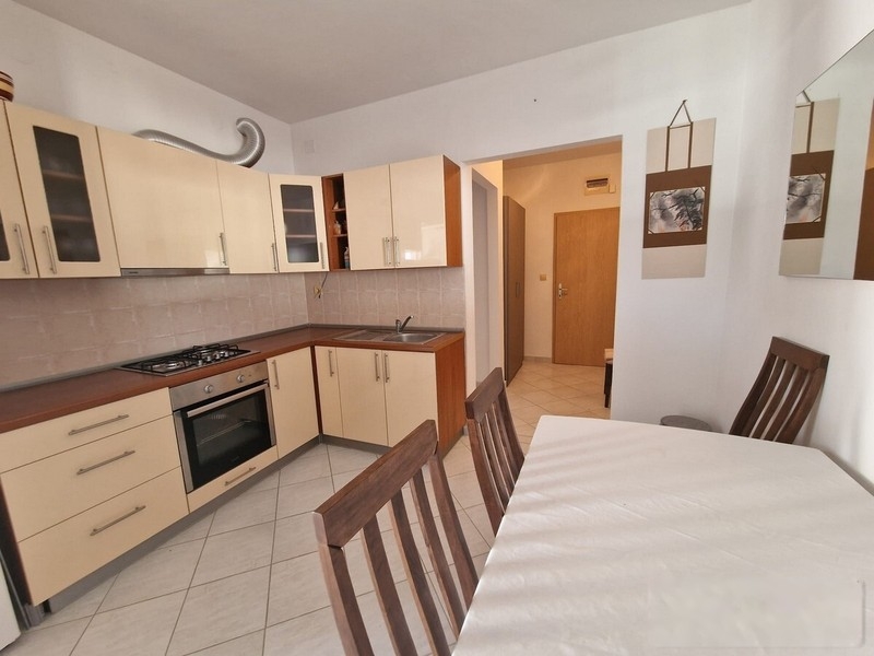 Cucina con tavolo da pranzo
