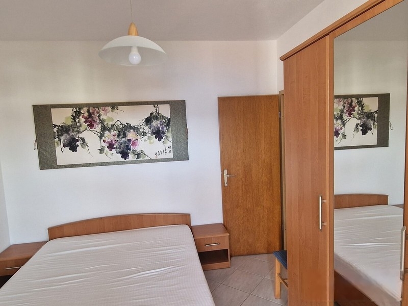 Camera da letto con letto matrimoniale e armadio