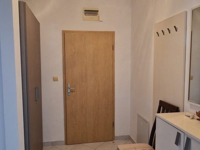 Corridoio con porta d'ingresso e guardaroba
