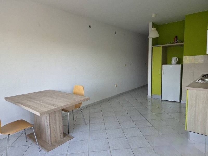 Tavolo da pranzo nella zona giorno accanto alla cucina