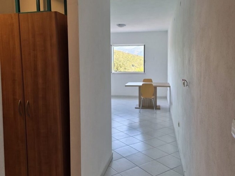 Corridoio con armadio a muro e vista sulla zona giorno