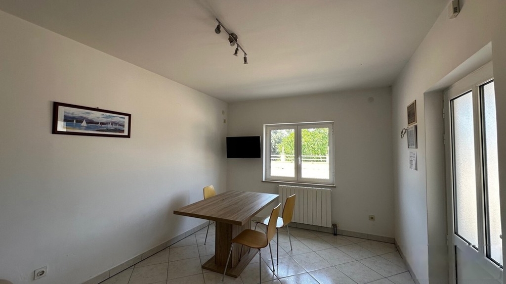 Soggiorno con tavolo da pranzo e finestra sulla terrazza
