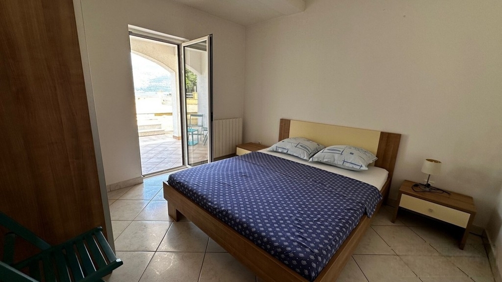 Camera da letto con letto matrimoniale e accesso alla loggia