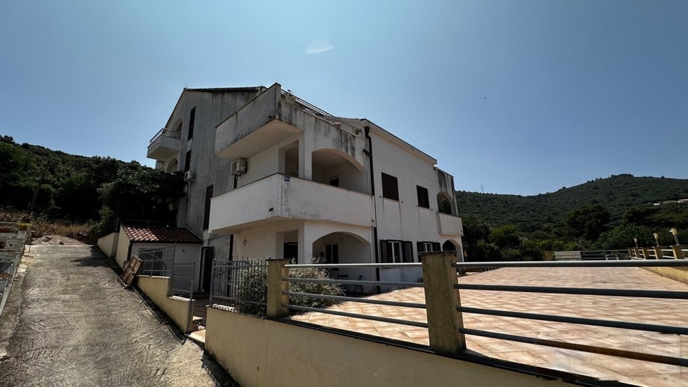 Esterno dell'edificio residenziale con accesso carrabile