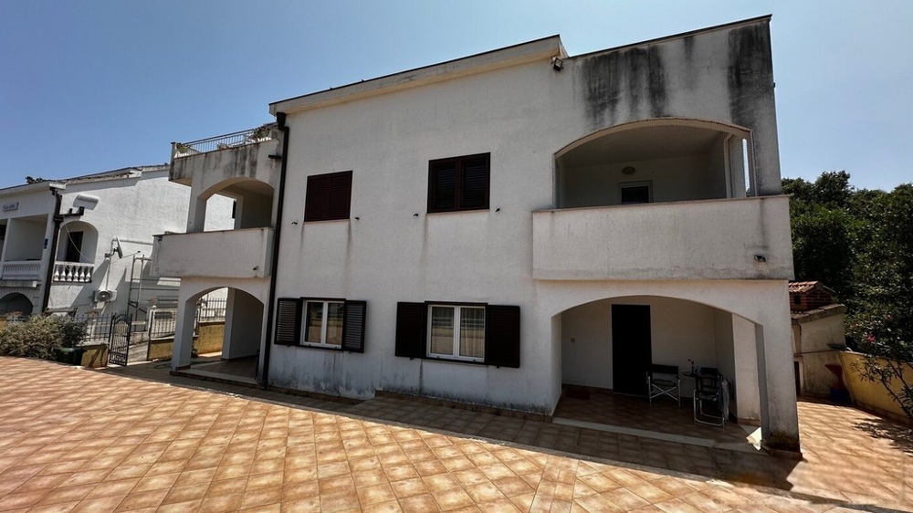 Edificio con terrazza piastrellata al piano terra