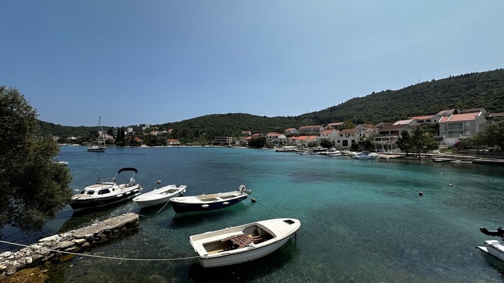 Baia di Zrnovska Banja con barche