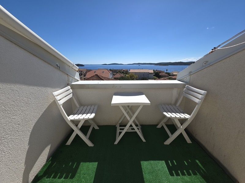 Terrazza con posti a sedere e vista mare