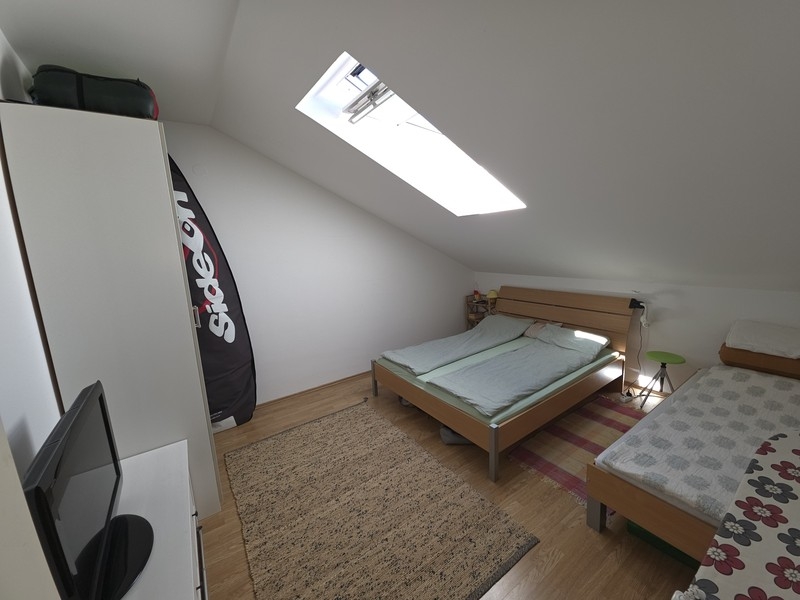 Camera da letto con letto matrimoniale e letto singolo