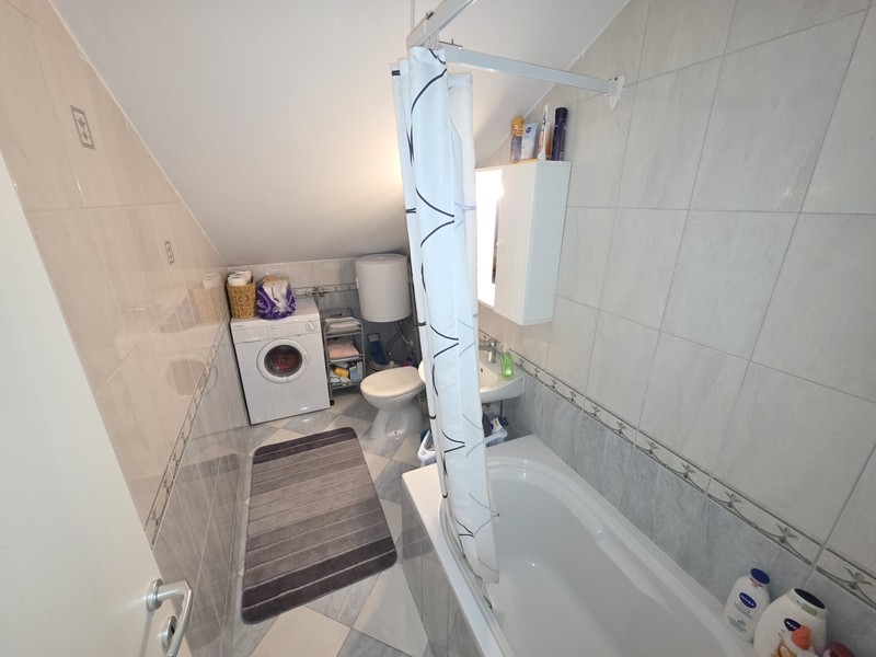 Bagno con vasca e lavatrice