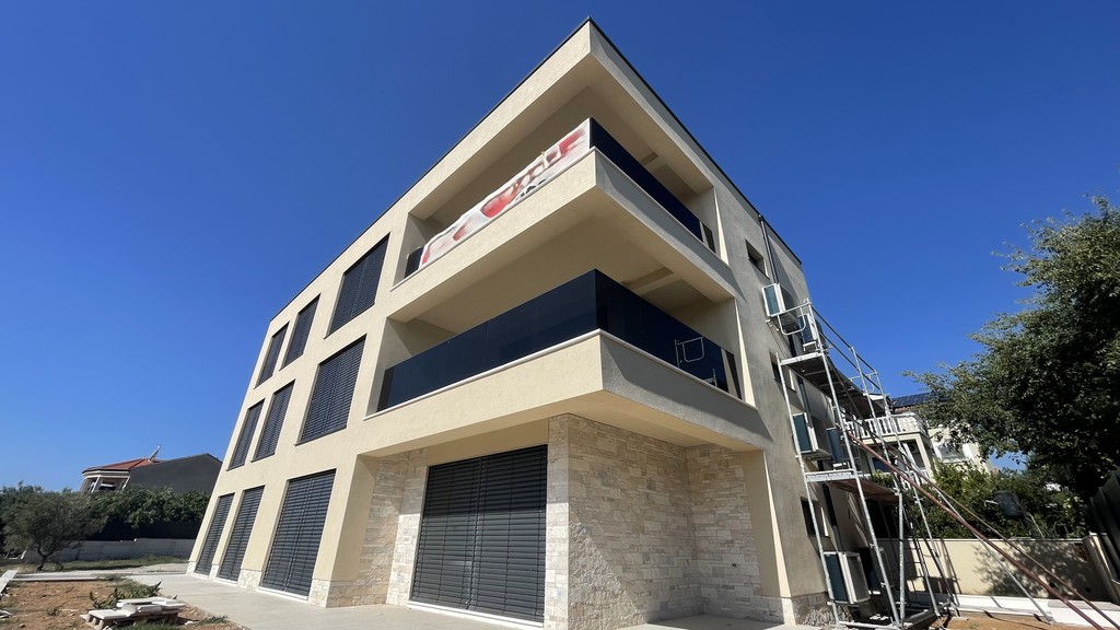 Edificio residenziale con basamento in pietra naturale e terrazze