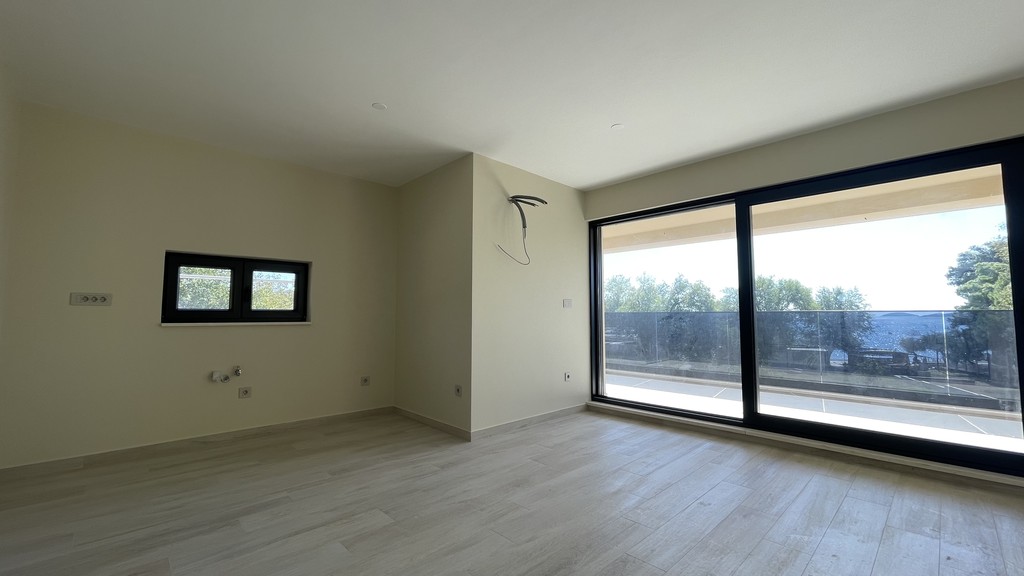 Zona cucina con finestra e porta della terrazza