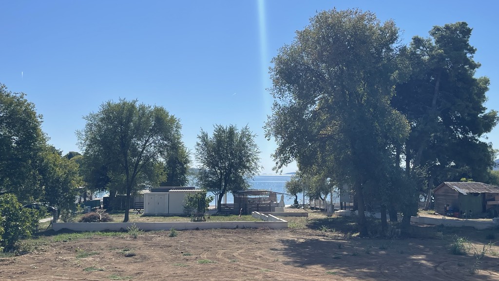 Vista sul mare dal giardino tra gli alberi