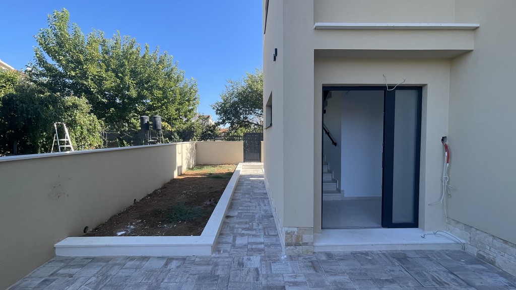 Ingresso della casa con vialetto pavimentato