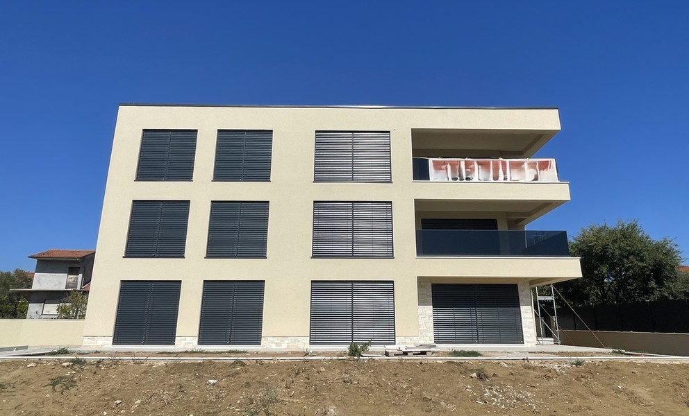Nuovo edificio residenziale con tre appartamenti a Vodice, Dalmazia