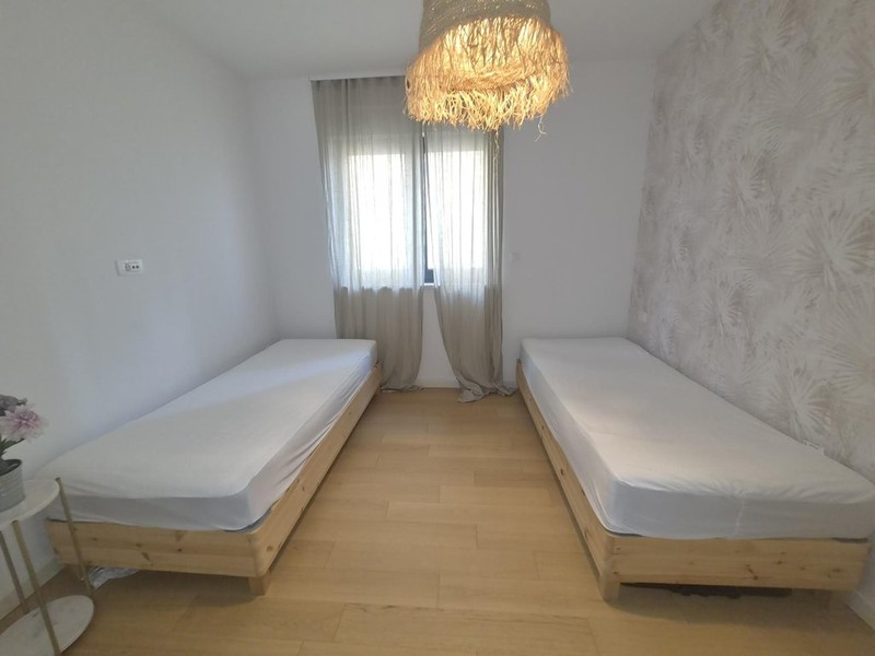 Seconda camera da letto con tende alla finestra