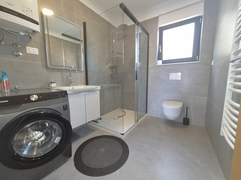 Bagno con doccia, WC e lavatrice