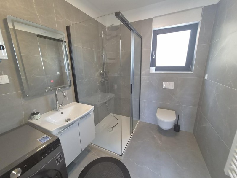 Lavabo e doccia in vetro nel bagno