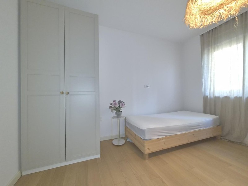Letto singolo e armadio nella seconda camera da letto