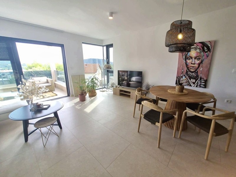 Soggiorno con zona pranzo e porta sulla terrazza