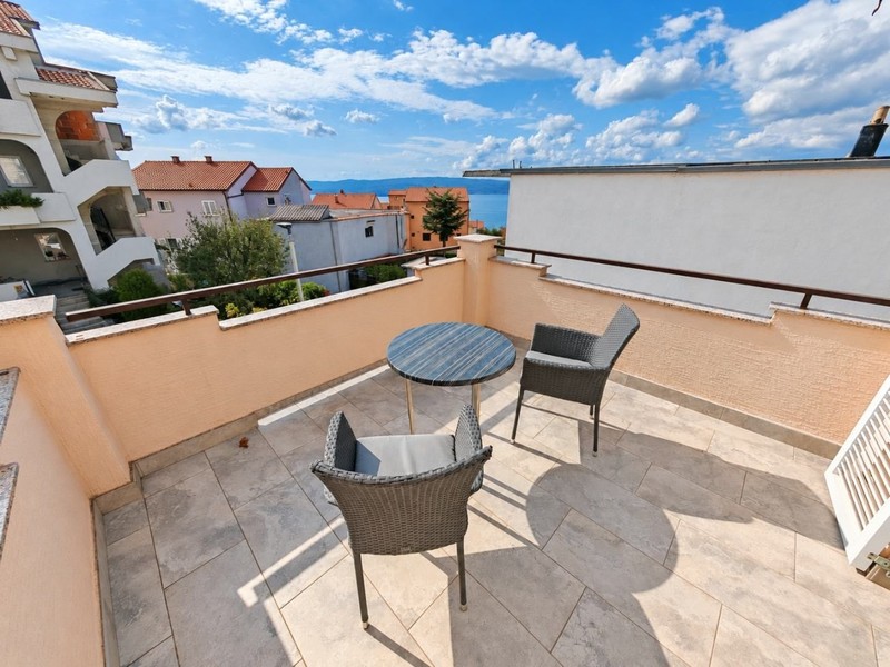 Monolocale arredato con terrazza a Crikvenica