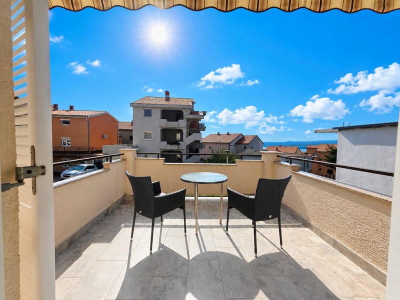 Terrazza con tavolo e sedie