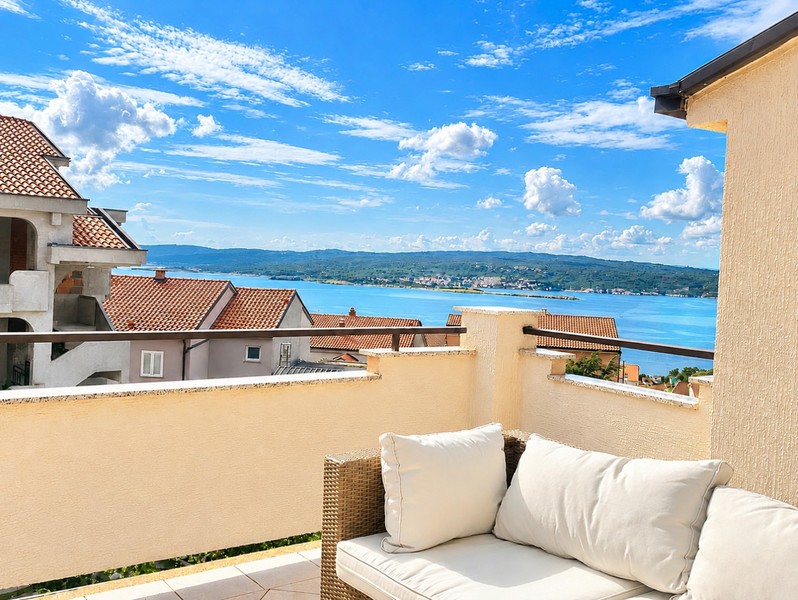 Appartamento con vista mare e terrazza a Crikvenica