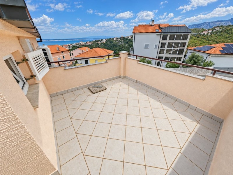 Grande terrazza con vista sul mare