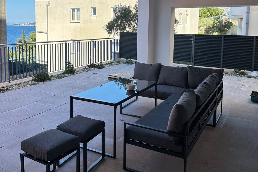 Appartamento con terrazza e vista mare a Omis