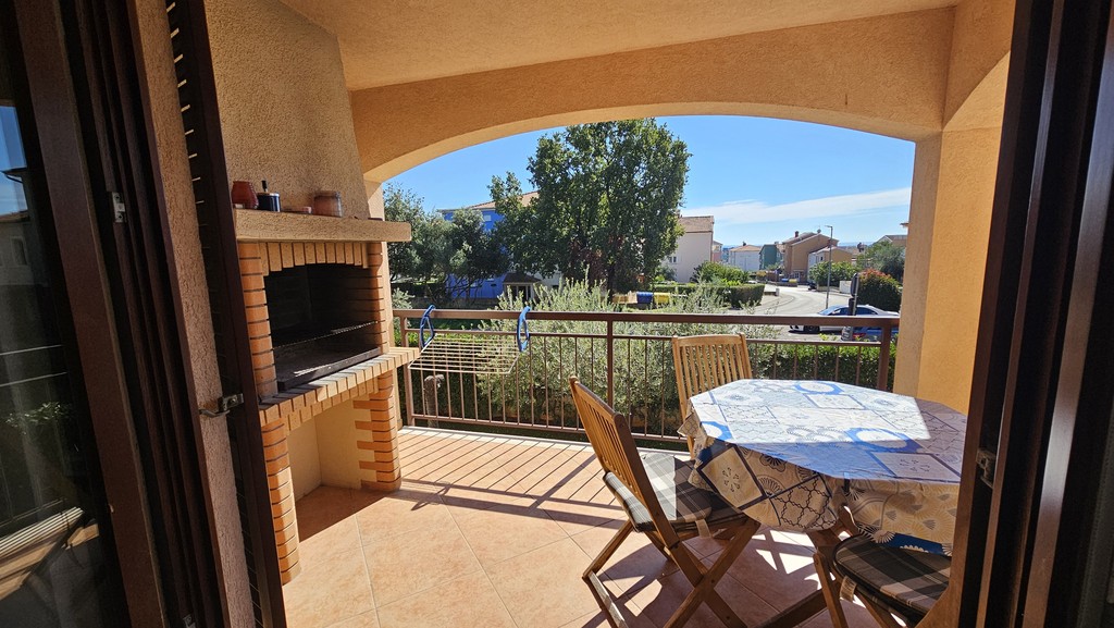 Appartamento con terrazza e vista mare a Novigrad, Istria