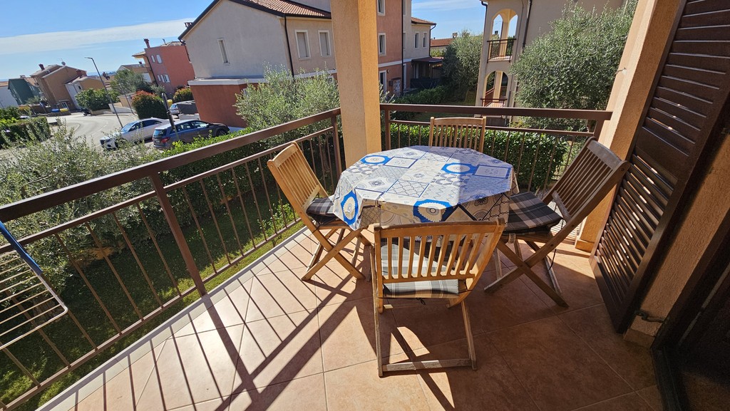 Balcone con set di sedute e vista sul verde