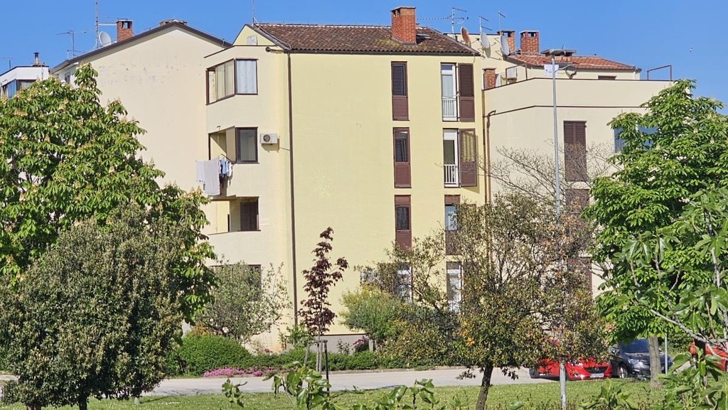 Vista esterna della palazzina con giardino