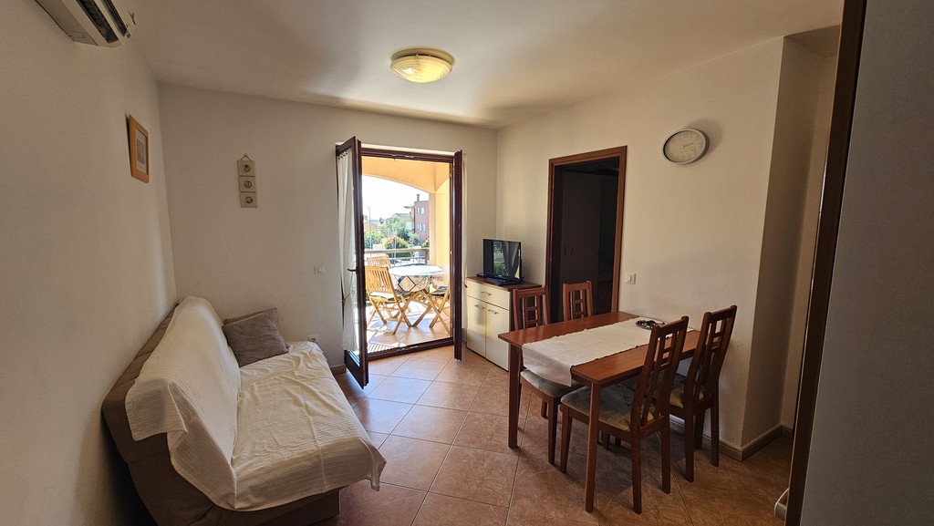 Soggiorno con divano letto e accesso alla terrazza