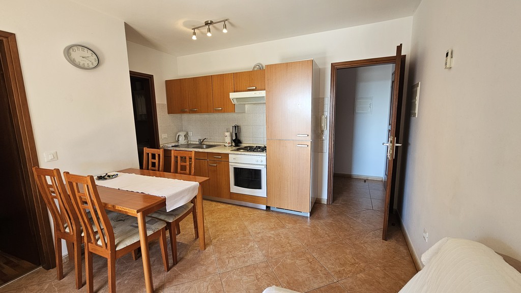 Tavolo da pranzo in legno davanti alla zona cucina