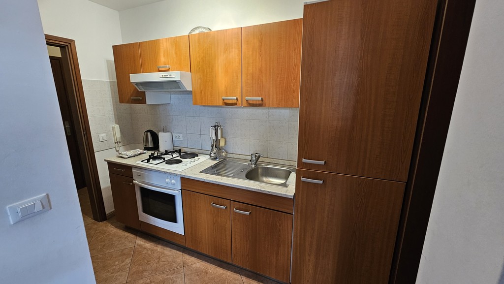 Zona cucina con forno e piano cottura