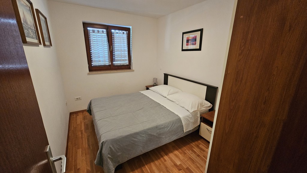 Seconda camera da letto con letto matrimoniale e pavimento in legno