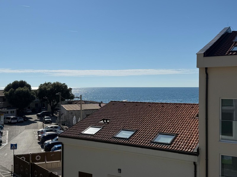 Appartamento di nuova costruzione con vista mare nel centro di Umag, Istria