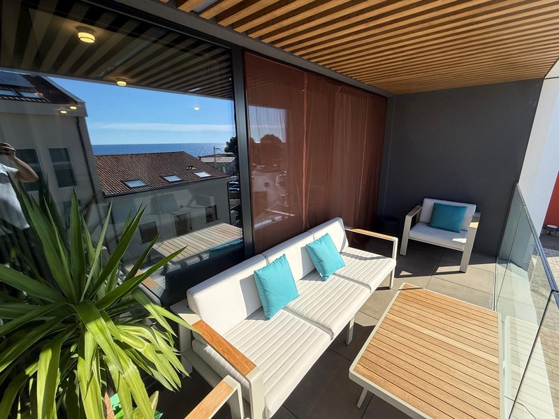 Terrazza in parte coperta con mobili da lounge