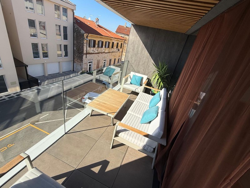 Ampia terrazza con salotto da esterno, vista dall'alto