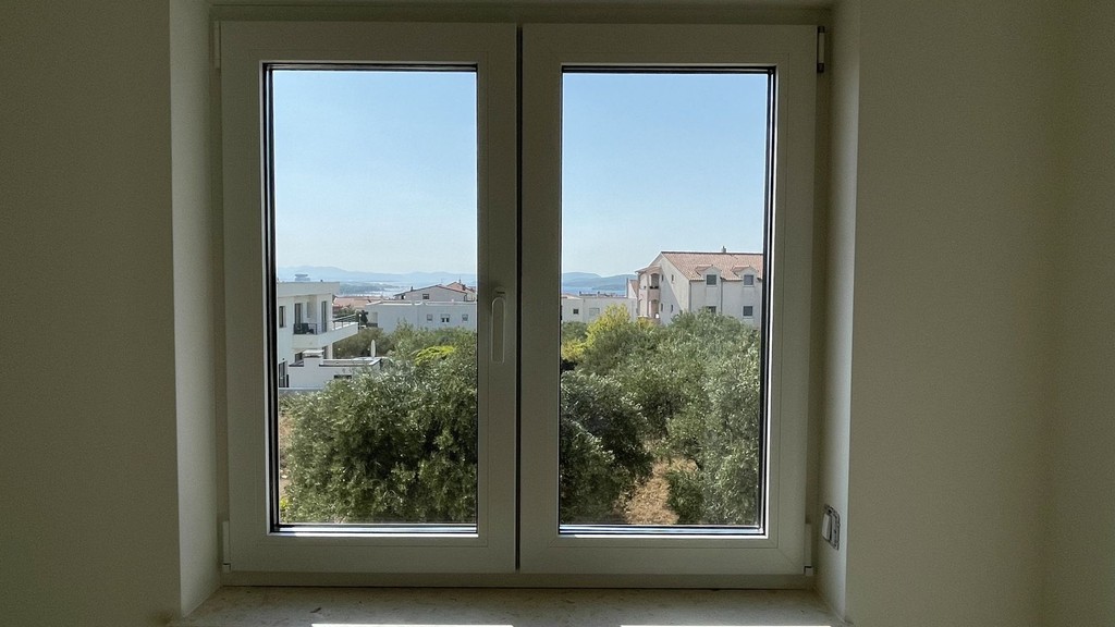 Portafinestra con vista sugli ulivi