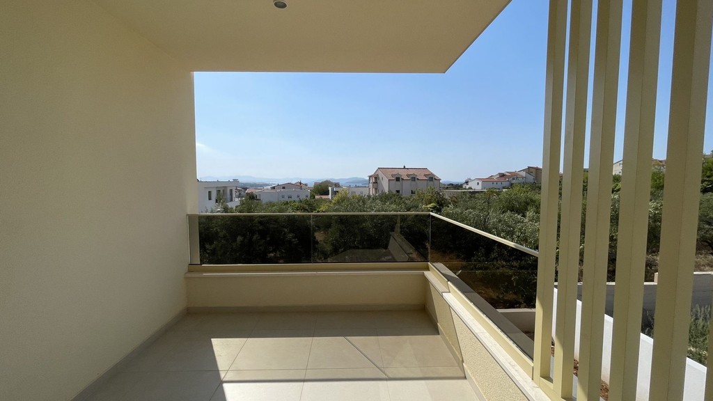 Terrazza coperta con parapetto in vetro e vista mare
