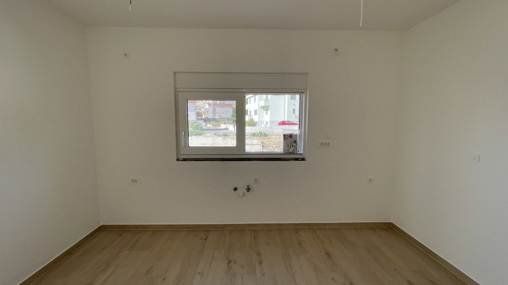 Finestra nella zona cucina con vista sul vicinato