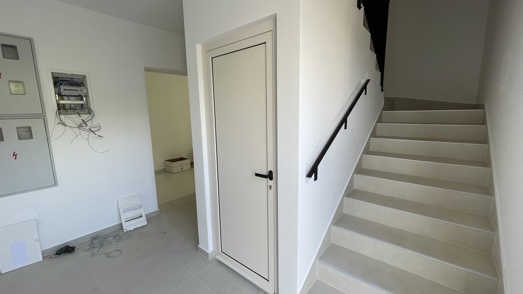 Vano scale con porta d'ingresso dell'appartamento