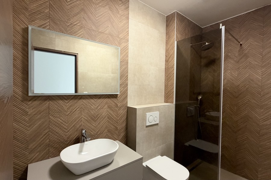 Bagno con piastrelle effetto legno