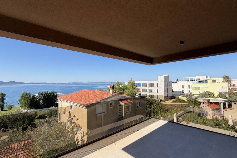 Balcone con parapetto in vetro e vista sulla baia