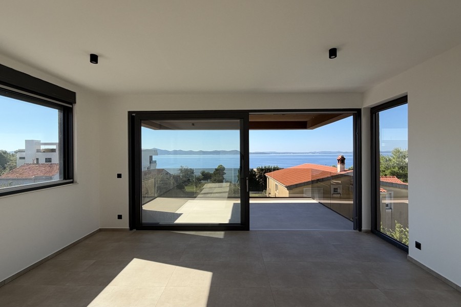 Zona giorno con ampie vetrate verso il balcone