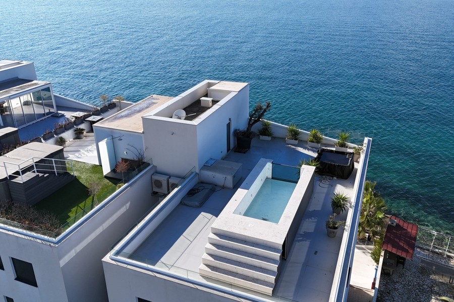 Edificio sull'acqua con piscina sulla terrazza sul tetto