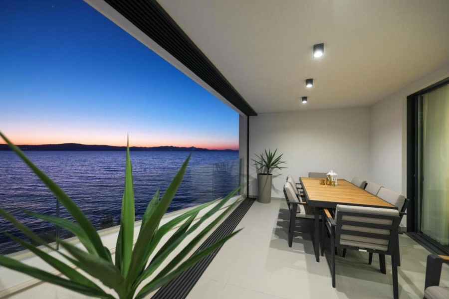 Loggia con tavolo da pranzo e vista sul mare