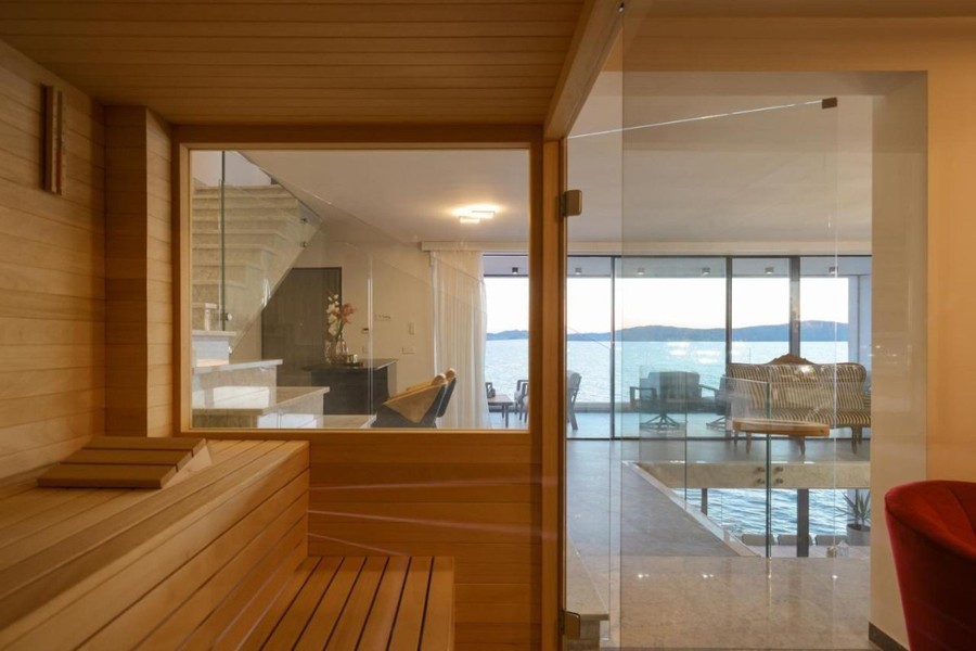Sauna con parete in vetro