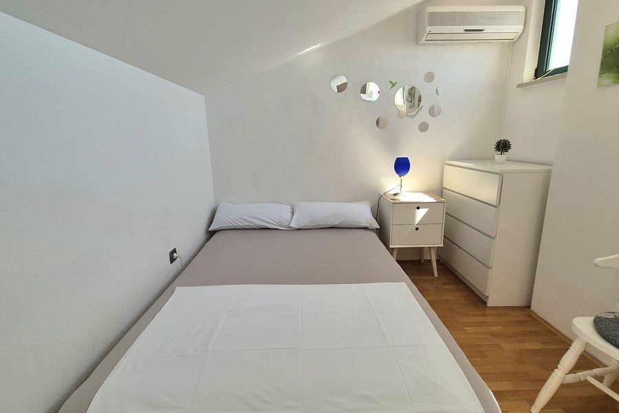 Camera da letto con cassettiera