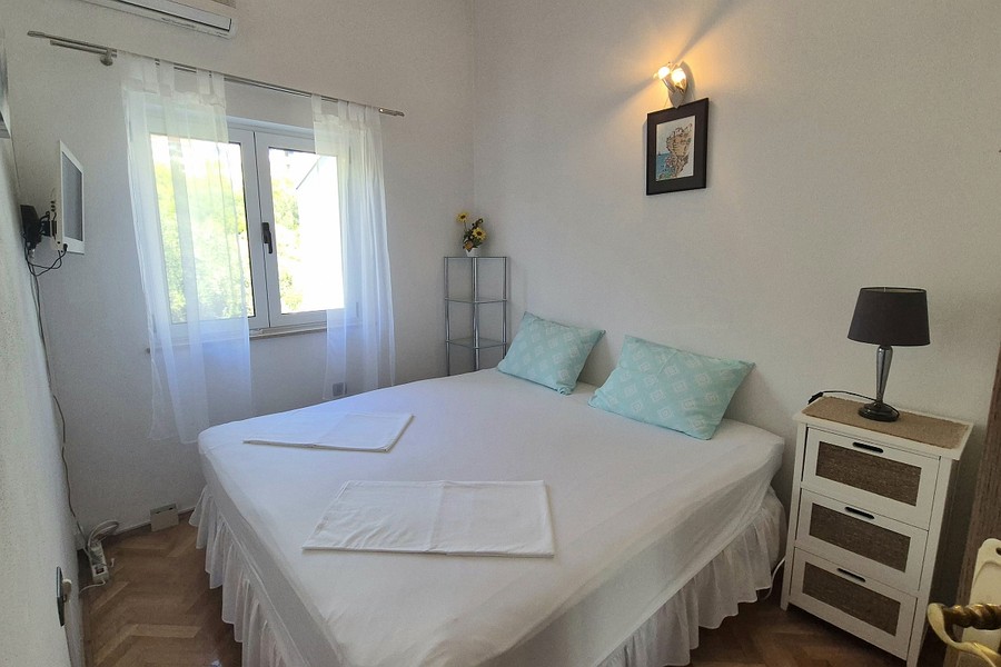 Camera da letto con comodino e finestra
